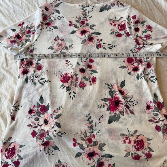 In Every Story Floral Twist-front Linen Blend Tee 0X - Picture 11 of 11